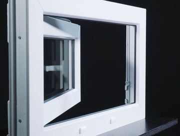 Ein Kellerfenster mit schwarzem Hintergrund.
